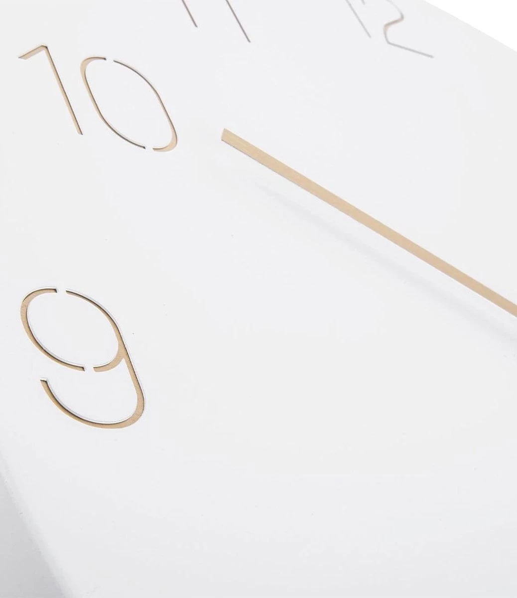 Karlsson Wandklok Charm - Gegraveerde Cijfers - Wit - Ø40cm 6 Karlsson Wandklok Charm - Gegraveerde Cijfers - Wit - Ø40cm - Afbeelding 4