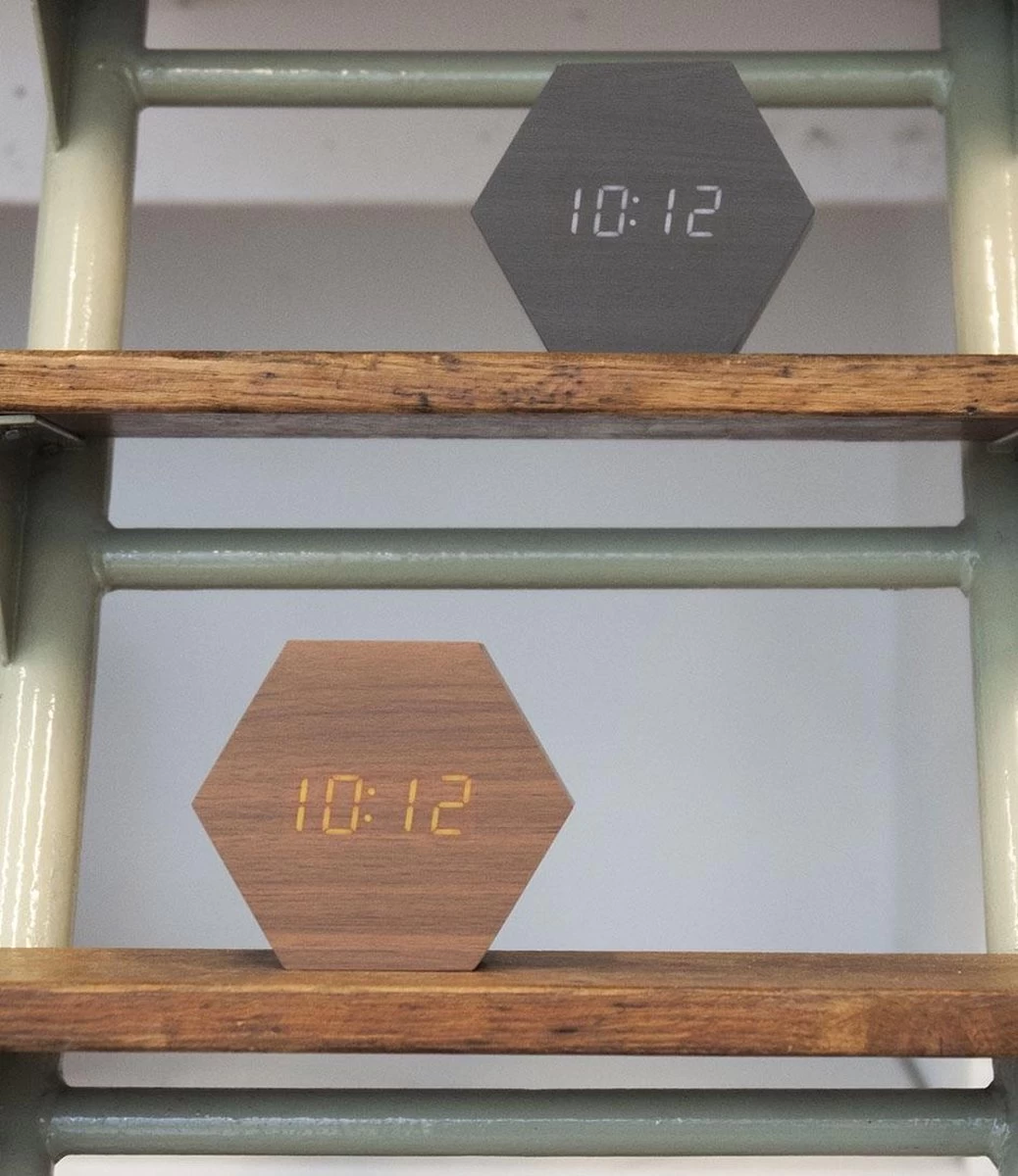 Karlsson - Wekker - Zeshoek - Zwart Fineer - Witte LED 5 Karlsson - Wekker - Zeshoek - Zwart Fineer - Witte LED - Afbeelding 3