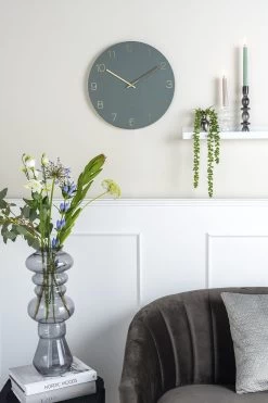 Karlsson Wandklok Charm - Gegraveerde Cijfers - Jungle Groen - Ø40cm -Karlsson 798x1200